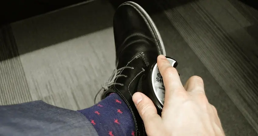 догляд за взуттям,догляд за шкіряним взуттям,догляд за текстильним взуттям,догляд за лакованим взуттям